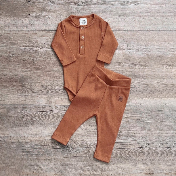 Conjuntos-canelados-bebe-minimalista-ginger-1.jpg