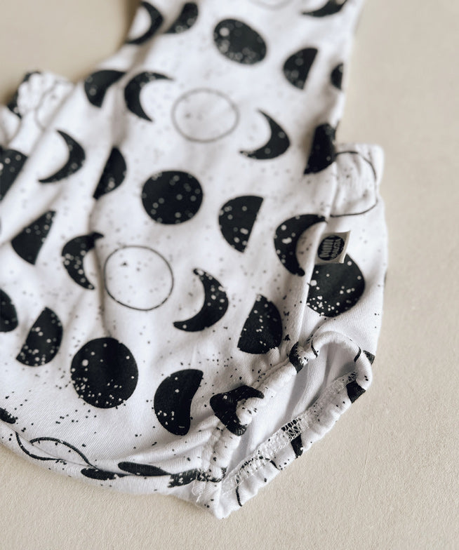 Jardineira-bebe-unissex-preto-e-branco-lunar-jardineira-minimalista-baby_24caabb2-3a0d-464f-b5a5-3741c47f8d57.jpg