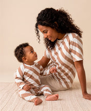 Kit Tal Mãe Tal Filho Camiseta Adulto + Macacão Bebê | Listras Diagonais Bege