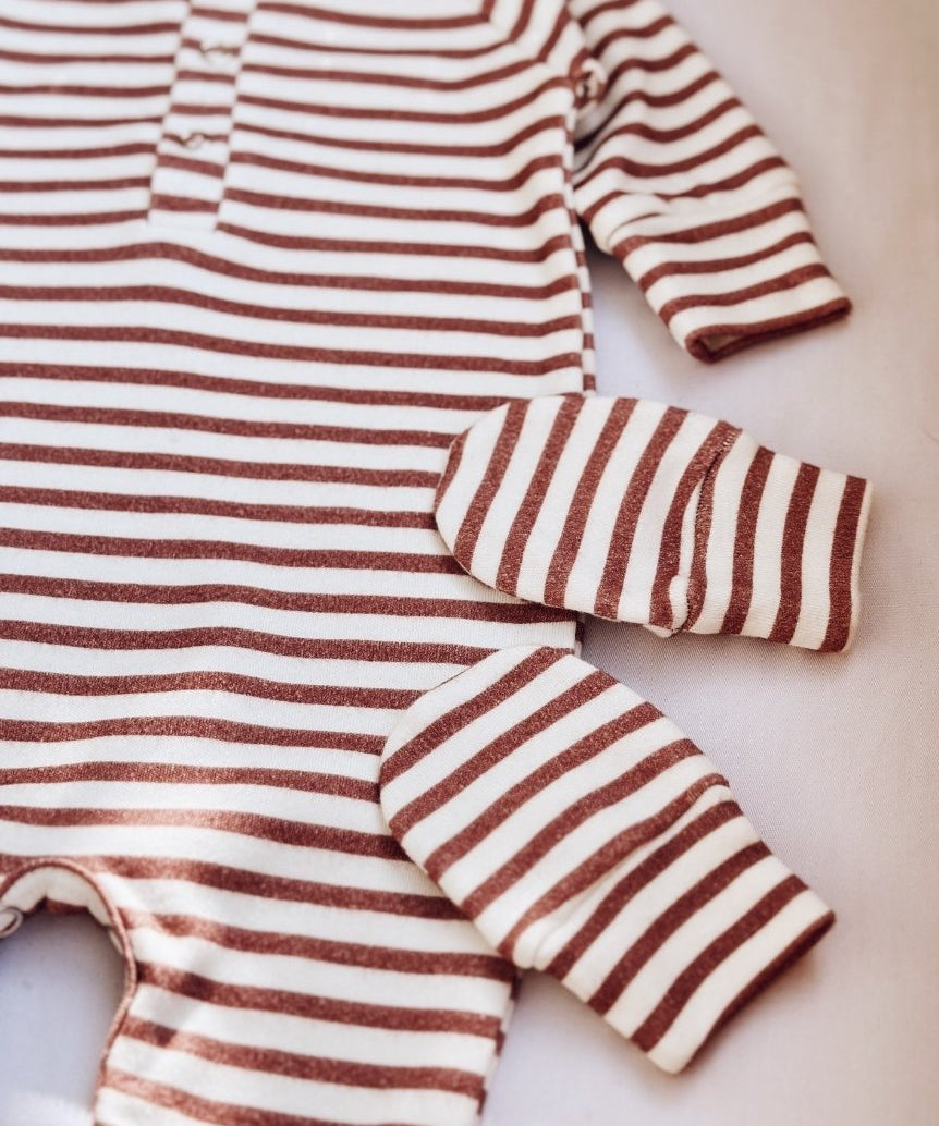 Kit-bebe-macacao-3-pecas-listrinhas-chutney-listrado-vermelho-macacao-touca-luvinha-6.jpg