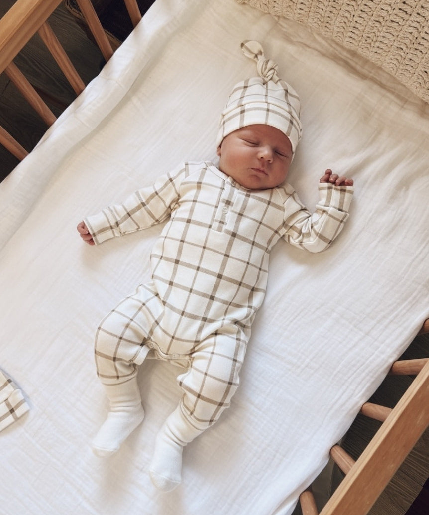 O Kit Bebê Macacão Minimalista 3 Peças | Xadrez Verão é a escolha perfeita para unir beleza, praticidade e segurança nos primeiros dias do bebê. 2