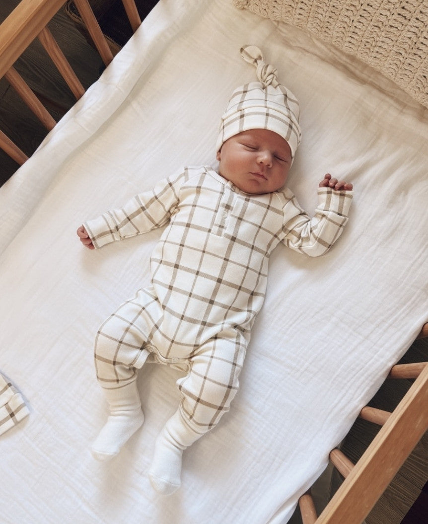 O Kit Bebê Macacão Minimalista 3 Peças | Xadrez Verão é a escolha perfeita para unir beleza, praticidade e segurança nos primeiros dias do bebê. 2