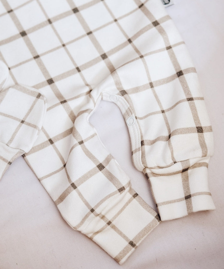 O Kit Bebê Macacão Minimalista 3 Peças | Xadrez Verão é a escolha perfeita para unir beleza, praticidade e segurança nos primeiros dias do bebê. 6