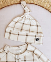 O Kit Bebê Macacão Minimalista 3 Peças | Xadrez Verão é a escolha perfeita para unir beleza, praticidade e segurança nos primeiros dias do bebê. 5