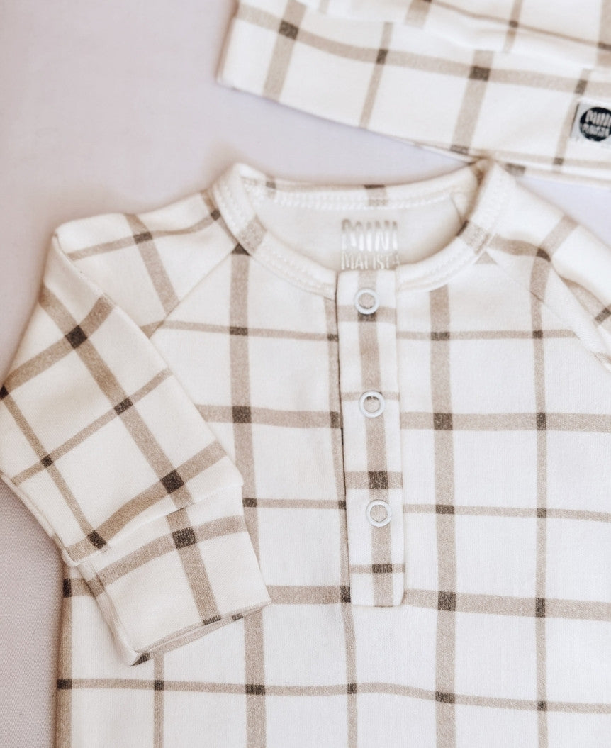 O Kit Bebê Macacão Minimalista 3 Peças | Xadrez Verão é a escolha perfeita para unir beleza, praticidade e segurança nos primeiros dias do bebê. 4