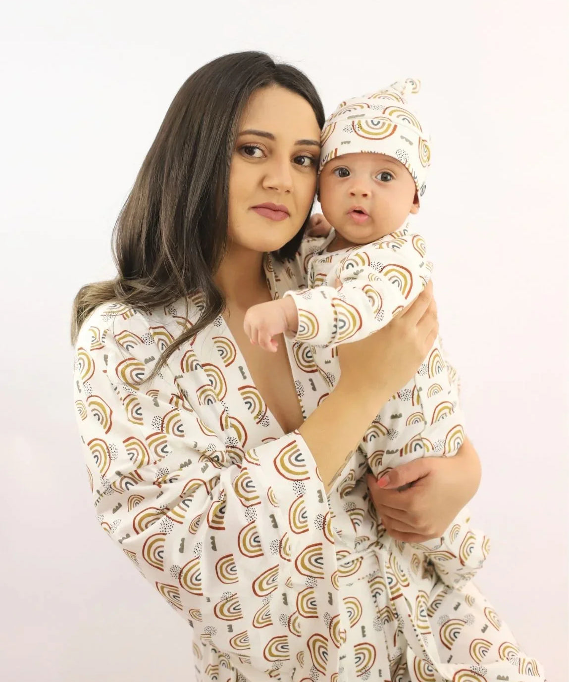 Kit-mamae-maternidade-robe-e-touquinha-combinando-estampa-nude-rainbow-bege-2.jpg