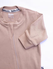 Macacão de Bebê Ziper com opção de Pezinho | Liso Cinnamon