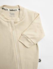 Macacão de Bebê Ziper com opção de Pezinho | Liso Sand