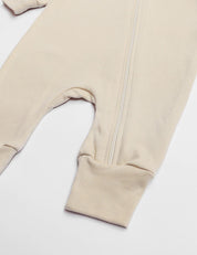 Macacão de Bebê Ziper com opção de Pezinho | Liso Sand