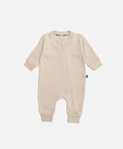 Macacão de Bebê Ziper com opção de Pezinho | Liso Sand
