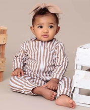 Macacão de Bebê Ziper com opção de Pezinho | Listras Retrô Avelã