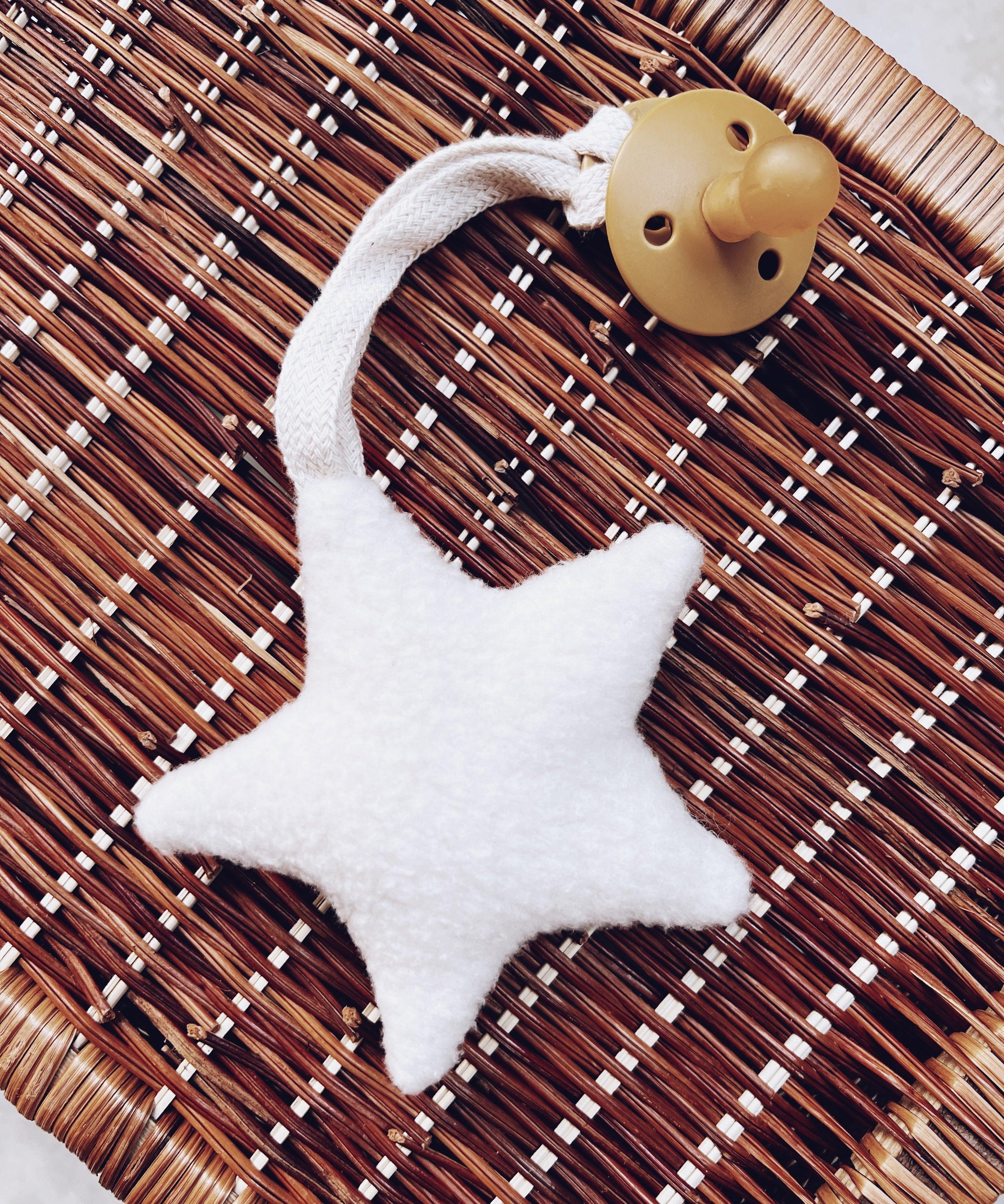 Acessório de Chupeta Teddy Star Branco Off - MiniMalista Baby - Ano Novo, b2b, Baby, com-desconto-mm10, Meia Estação, Neutro, Reveillon, Unissex -bebê-minimalista-estiloso