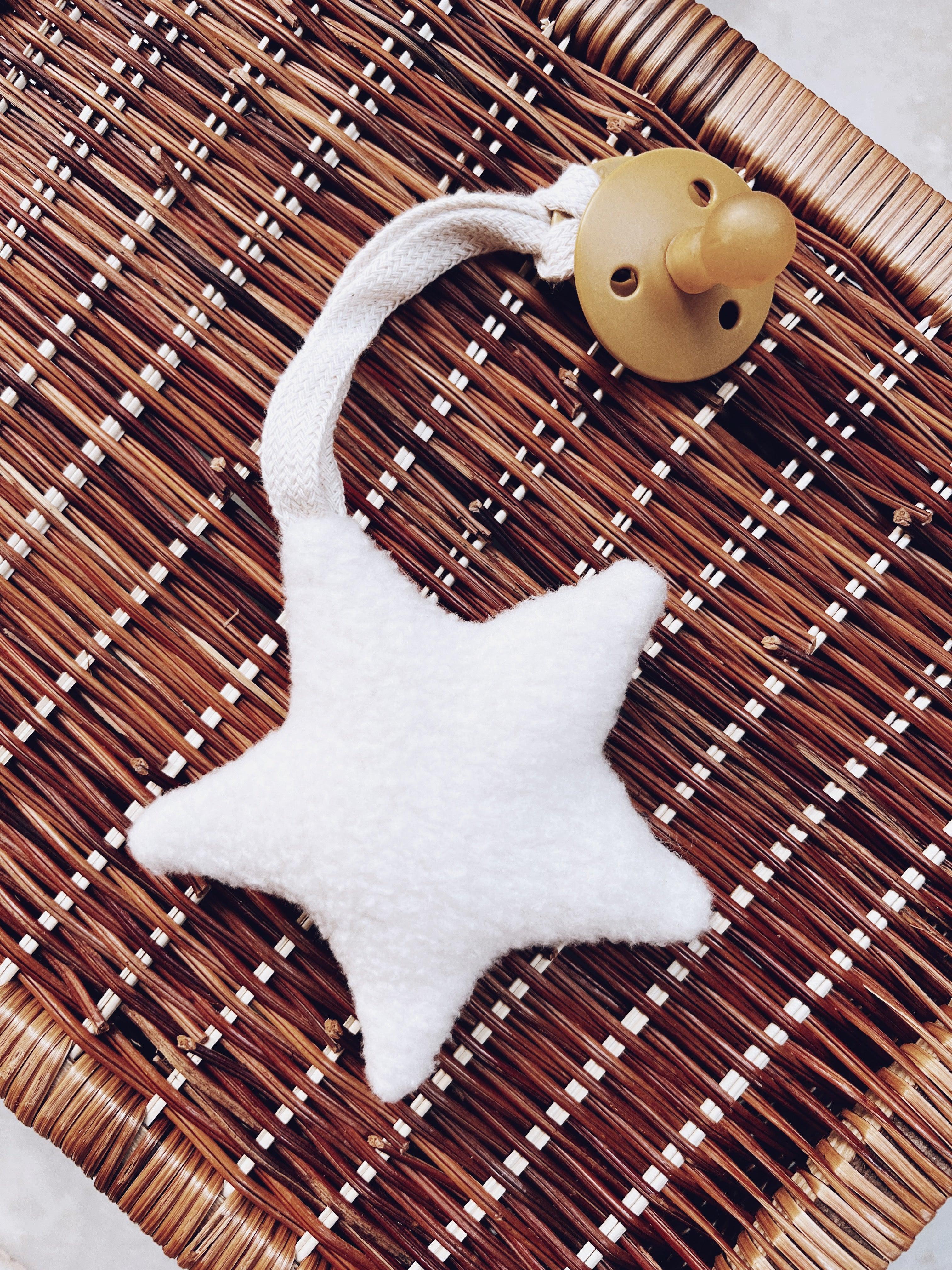 Acessório de Chupeta Teddy Star Branco Off - MiniMalista Baby - Ano Novo, b2b, Baby, com-desconto-mm10, Meia Estação, Neutro, Reveillon, Unissex -bebê-minimalista-estiloso