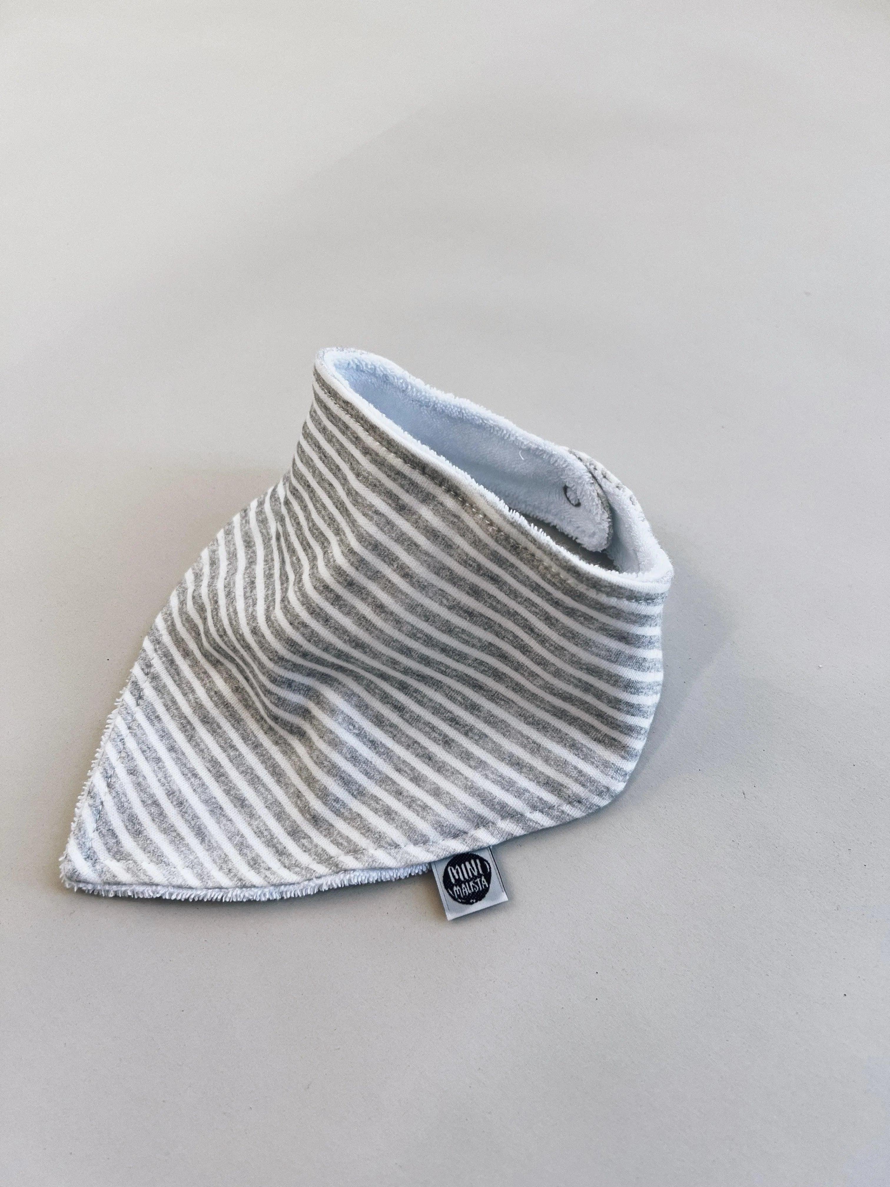 Babador Bandana Unissex | Listrinhas Cinza - MiniMalista Baby - 0.25, b2b, Baby, black-friday, com-desconto-mm10, Meia Estação, Menino, Neutro, Unissex -bebê-minimalista-estiloso