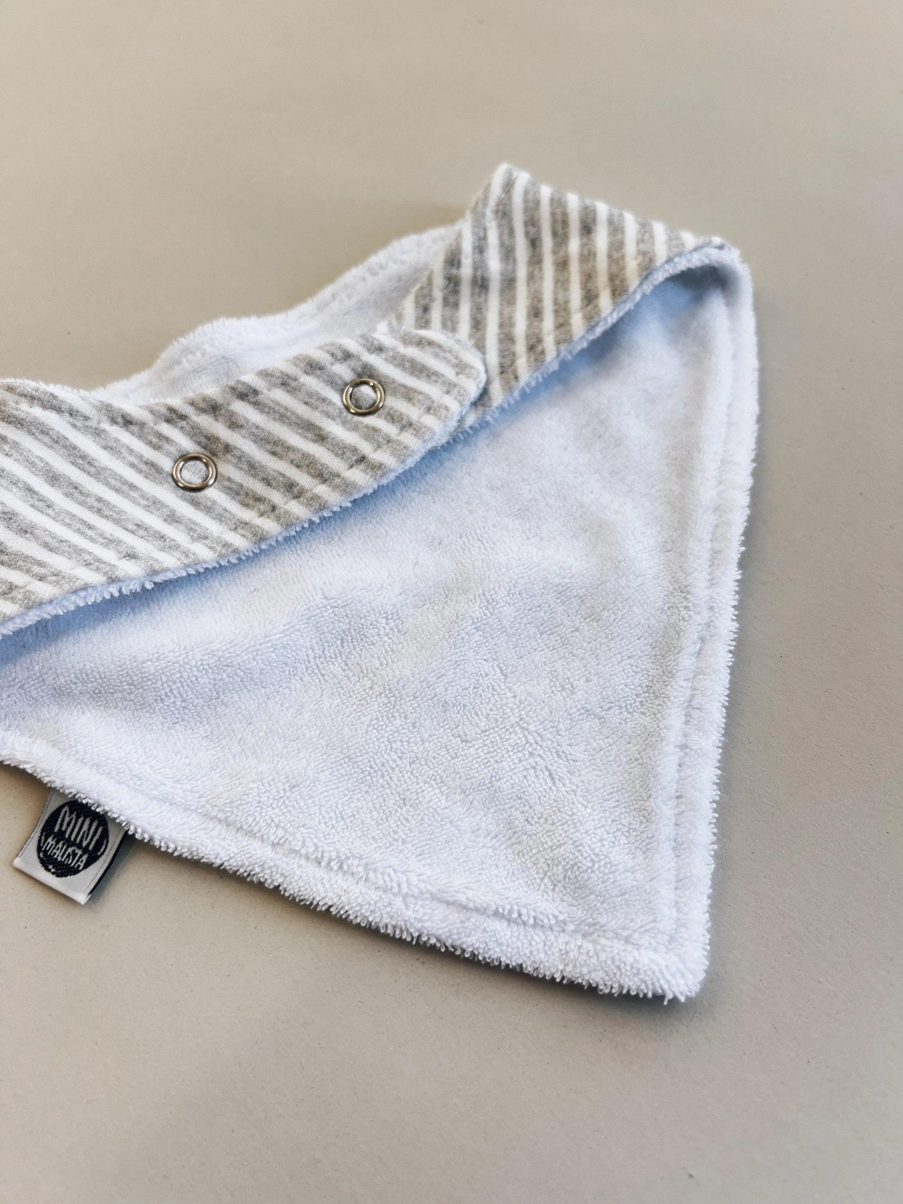 Babador Bandana Unissex | Listrinhas Cinza - MiniMalista Baby - 0.25, b2b, Baby, black-friday, com-desconto-mm10, Meia Estação, Menino, Neutro, Unissex -bebê-minimalista-estiloso