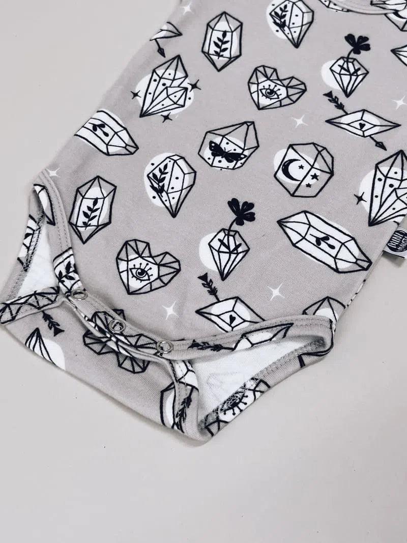 Body de Bebê Manga Curta Unissex | Crystal - MiniMalista Baby - 0.4, b2b, Baby, black-friday, Meia Estação, Menina, Neutro, outlet, SALE-FINAL, tab-tam-body-curto, Unissex -bebê-minimalista-estiloso