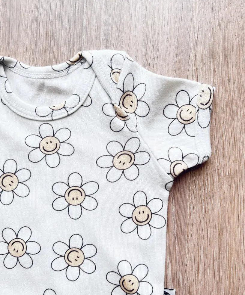 Body de Bebê Manga Curta Unissex | Flower Power - MiniMalista Baby - 0.3, Ano Novo, b2b, Baby, black-friday, com-desconto-mm10, Meia Estação, Menina, Reveillon, tab-tam-body-curto -bebê-minimalista-estiloso