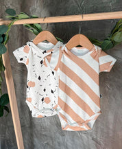 Body de Bebê Manga Curta Unissex | Listras Diagonais Bege - MiniMalista Baby - 0.2, b2b, Baby, black-friday, com-desconto-mm10, Meia Estação, Menino, Neutro, new, tab-tam-body-curto, Unissex -bebê-minimalista-estiloso