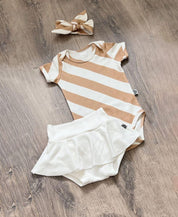 Body de Bebê Manga Curta Unissex | Listras Diagonais Bege - MiniMalista Baby - 0.2, b2b, Baby, black-friday, com-desconto-mm10, Meia Estação, Menino, Neutro, new, tab-tam-body-curto, Unissex -bebê-minimalista-estiloso