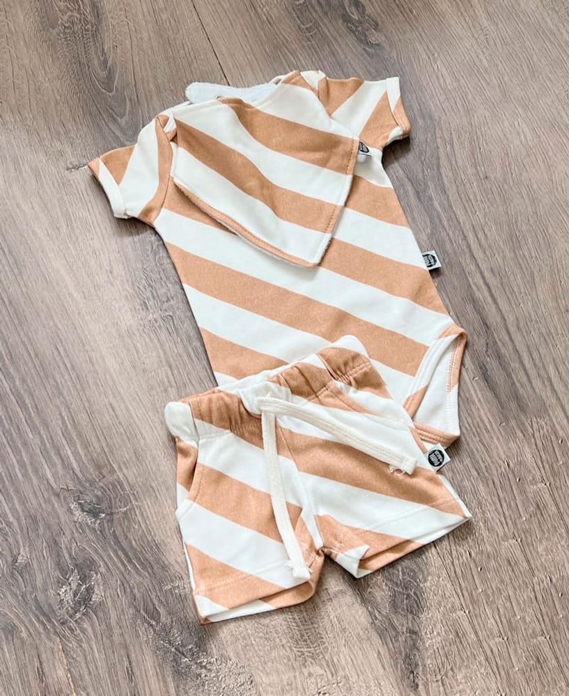 Body de Bebê Manga Curta Unissex | Listras Diagonais Bege - MiniMalista Baby - 0.2, b2b, Baby, black-friday, com-desconto-mm10, Meia Estação, Menino, Neutro, new, tab-tam-body-curto, Unissex -bebê-minimalista-estiloso