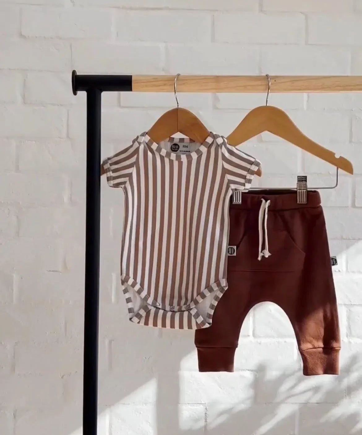 Body de Bebê Manga Curta Unissex | Listras Retrô Avelã - MiniMalista Baby - 0.45, b2b, Baby, black-friday, Meia Estação, Menino, minime, Neutro, outlet, SALE-FINAL, tab-tam-body-curto, Unissex -bebê-minimalista-estiloso