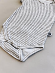 Body de Bebê Manga Curta Unissex | Listrinhas Cinza - MiniMalista Baby - 0.3, 0.45, b2b, Baby, black-friday, com-desconto-mm10, Meia Estação, Menino, Neutro, new, tab-tam-body-curto, Unissex -bebê-minimalista-estiloso