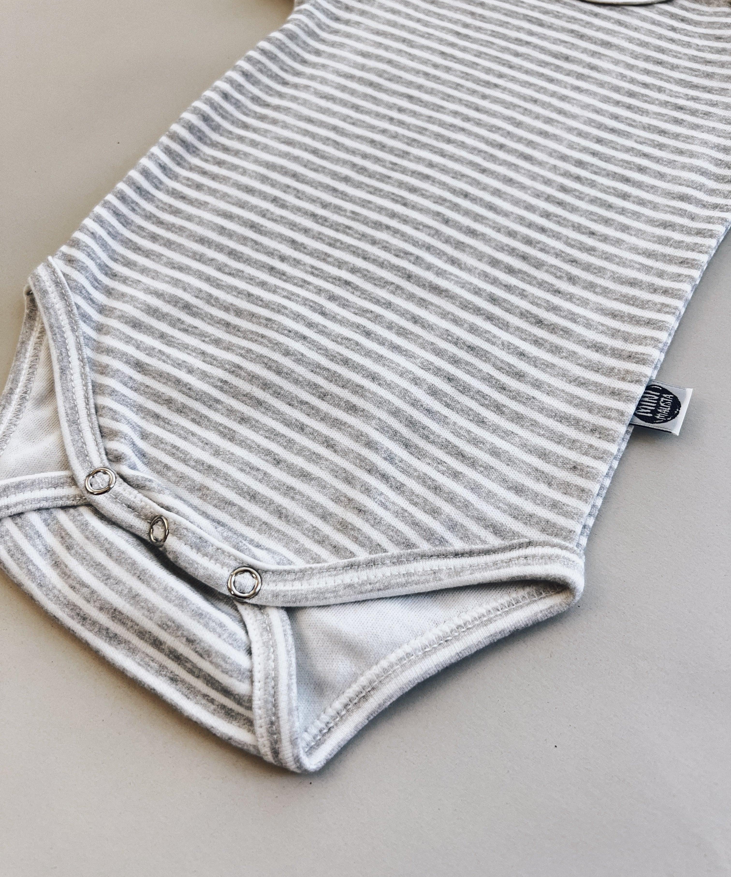 Body de Bebê Manga Curta Unissex | Listrinhas Cinza - MiniMalista Baby - 0.3, 0.45, b2b, Baby, black-friday, com-desconto-mm10, Meia Estação, Menino, Neutro, new, tab-tam-body-curto, Unissex -bebê-minimalista-estiloso