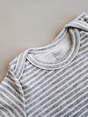 Body de Bebê Manga Curta Unissex | Listrinhas Cinza - MiniMalista Baby - 0.3, 0.45, b2b, Baby, black-friday, com-desconto-mm10, Meia Estação, Menino, Neutro, new, tab-tam-body-curto, Unissex -bebê-minimalista-estiloso