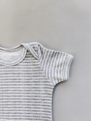 Body de Bebê Manga Curta Unissex | Listrinhas Cinza - MiniMalista Baby - 0.3, 0.45, b2b, Baby, black-friday, com-desconto-mm10, Meia Estação, Menino, Neutro, new, tab-tam-body-curto, Unissex -bebê-minimalista-estiloso