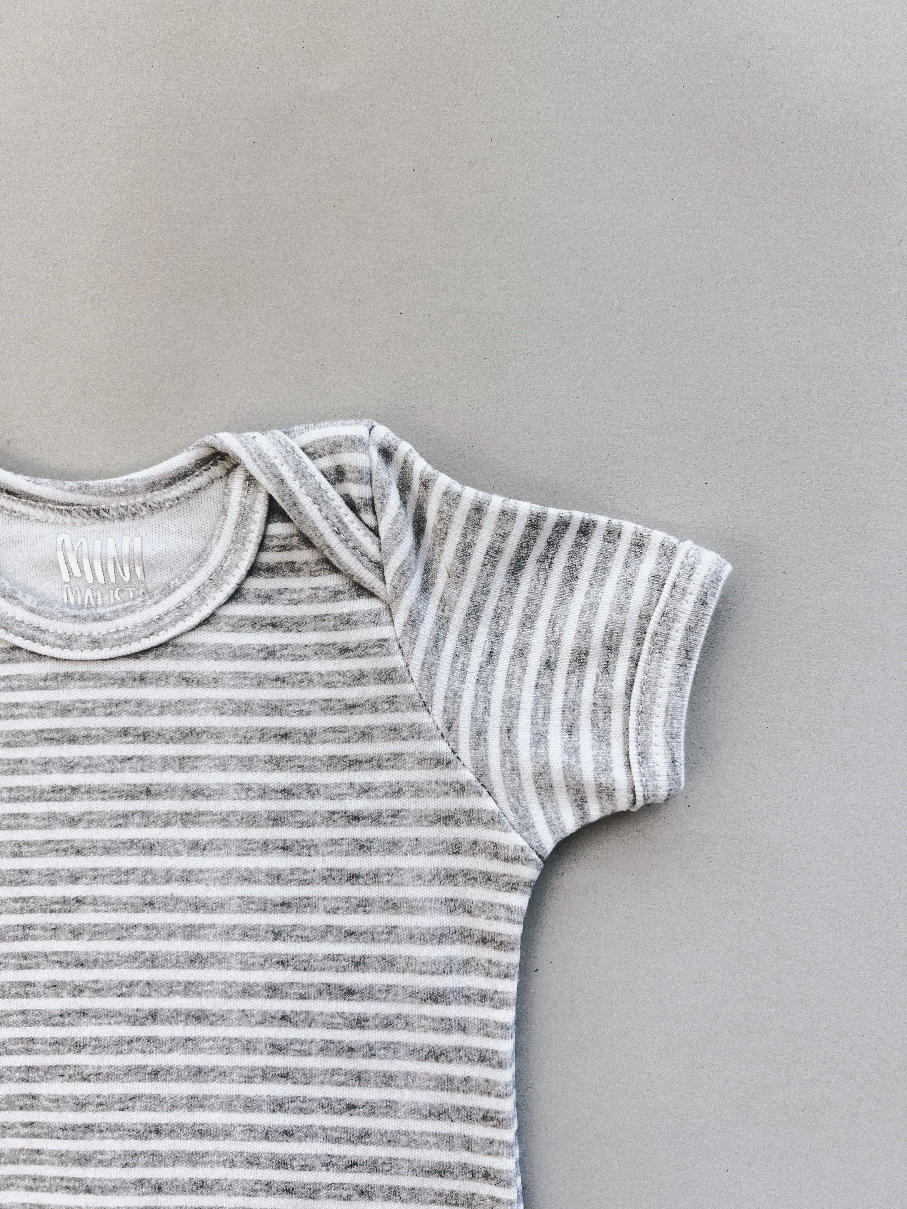 Body de Bebê Manga Curta Unissex | Listrinhas Cinza - MiniMalista Baby - 0.3, 0.45, b2b, Baby, black-friday, com-desconto-mm10, Meia Estação, Menino, Neutro, new, tab-tam-body-curto, Unissex -bebê-minimalista-estiloso