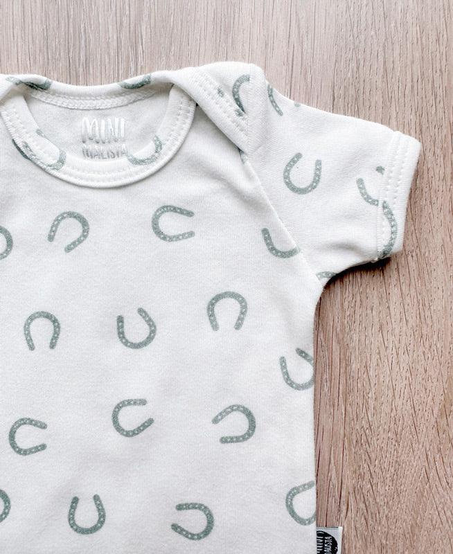 Body de Bebê Manga Curta Unissex | Lucky - MiniMalista Baby - 0.3, b2b, Baby, black-friday, com-desconto-mm10, Meia Estação, Menino, new, tab-tam-body-curto -bebê-minimalista-estiloso