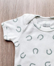 Body de Bebê Manga Curta Unissex | Lucky - MiniMalista Baby - 0.3, b2b, Baby, black-friday, com-desconto-mm10, Meia Estação, Menino, new, tab-tam-body-curto -bebê-minimalista-estiloso