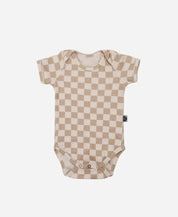 Body de Bebê Manga Curta Unissex | Racer Beige - MiniMalista Baby - 0.25, b2b, Baby, black-friday, com-desconto-mm10, Meia Estação, Menina, Neutro, tab-tam-body-curto, Unissex -bebê-minimalista-estiloso