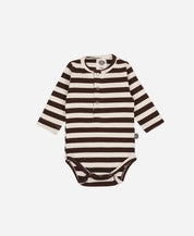 Conjunto Body Manga Longa + Calça Canelada Bebê Listras Marrom e Branco Off MiniMalista — body manga longa canelado com botões frontais elegantes e gola em viés, 3 botões entrepernas que facilitam a troca de fraldas. Malha 100% algodão anti-pilling e ultrasoft.