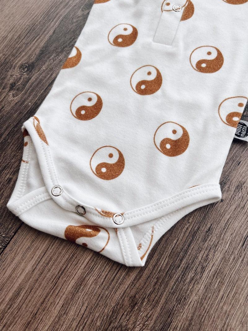 Body de Bebê Regata Unissex Botões | Yin Yang - MiniMalista Baby - 0.3, b2b, Baby, black-friday, Calor, com-desconto-mm10, Menino, tab-tam-body-regata, Verão -bebê-minimalista-estiloso