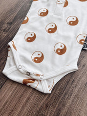 Body de Bebê Regata Unissex Botões | Yin Yang - MiniMalista Baby - 0.3, b2b, Baby, black-friday, Calor, com-desconto-mm10, Menino, tab-tam-body-regata, Verão -bebê-minimalista-estiloso