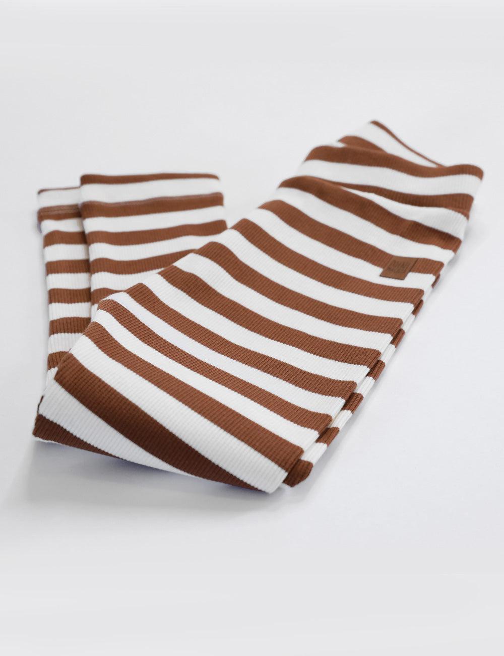 Conjunto Body + Calça Canelada Bebê Listras Caramelo — algodão premium canelado, botões elegantes frontais e entrepernas para trocas fáceis, look escandinavo minimalista MiniMalista