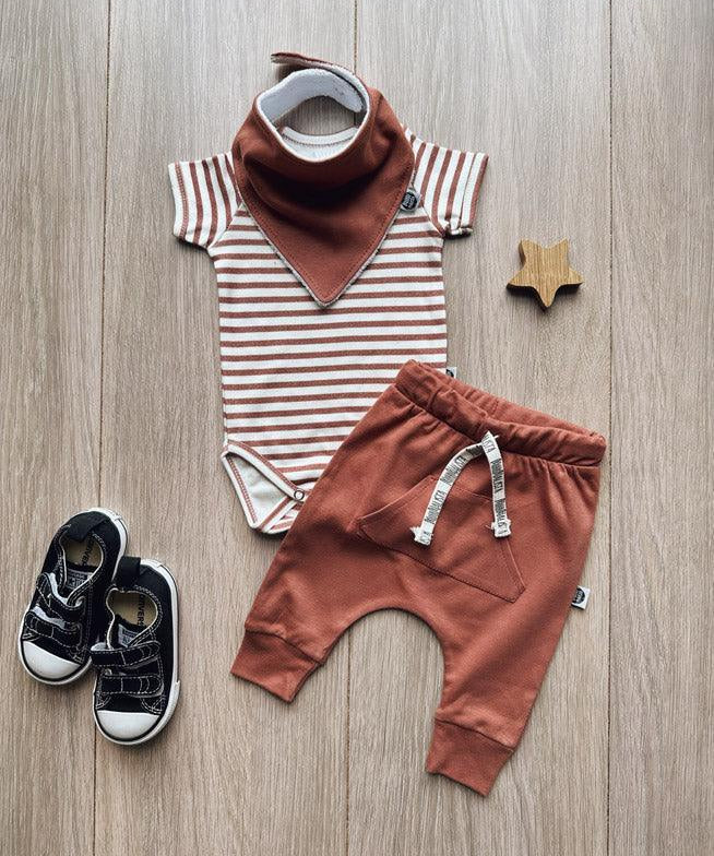 Calça Bolsão Unissex MiniMalista Liso Chutney - MiniMalista Baby - 0.3, b2b, Baby, black-friday, com-desconto-mm10, Kids, Meia Estação, Neutro, new, tab-tam-calça-bolsão-kids, Unissex, Winter Sale 20% -bebê-minimalista-estiloso