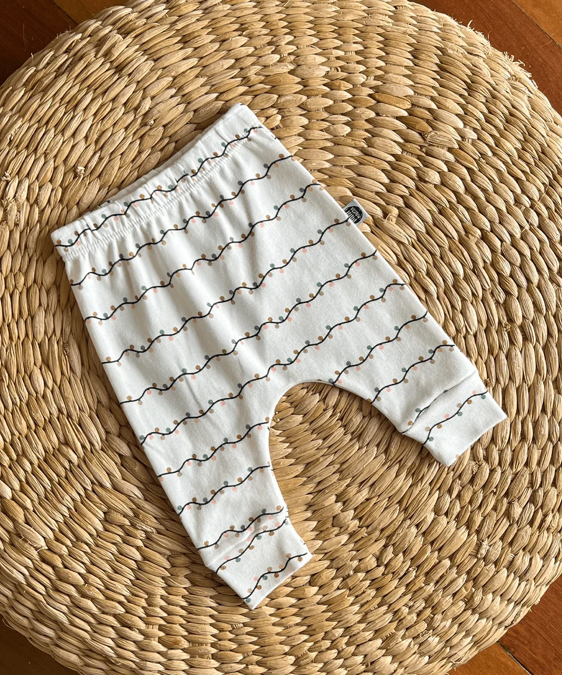 Calça de Bebê Harém Unissex | Lights - MiniMalista Baby - 0.3, Ano Novo, b2b, Baby, black-friday, Christmas, com-desconto-mm10, Meia Estação, Menina, natal, Neutro, Reveillon, tab-tam-calça-harem-bebe, Unissex, Xmas -bebê-minimalista-estiloso