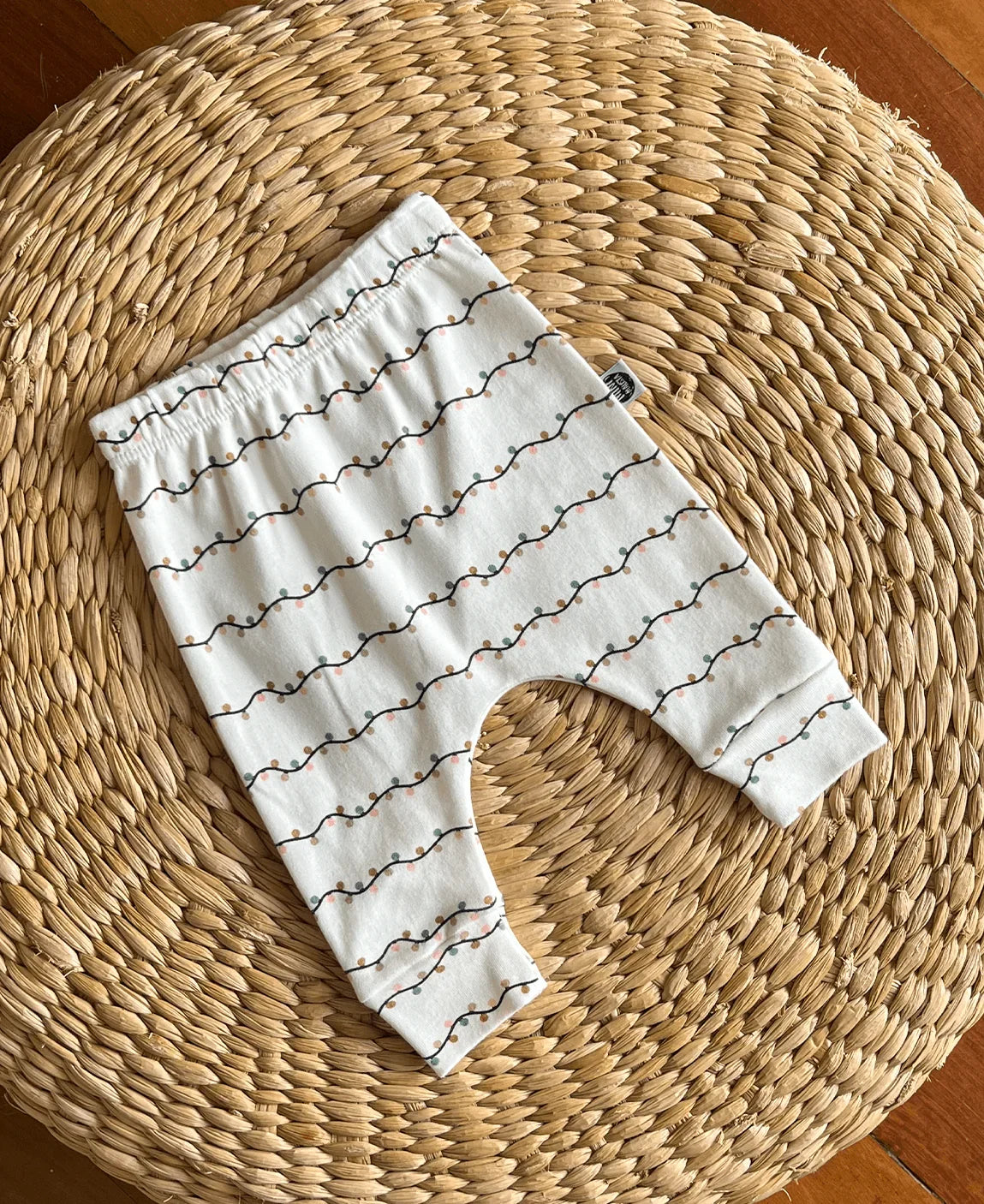 Calça de Bebê Harém Unissex | Lights - MiniMalista Baby - 0.3, Ano Novo, b2b, Baby, black-friday, Christmas, com-desconto-mm10, Meia Estação, Menina, natal, Neutro, Reveillon, tab-tam-calça-harem-bebe, Unissex, Xmas -bebê-minimalista-estiloso