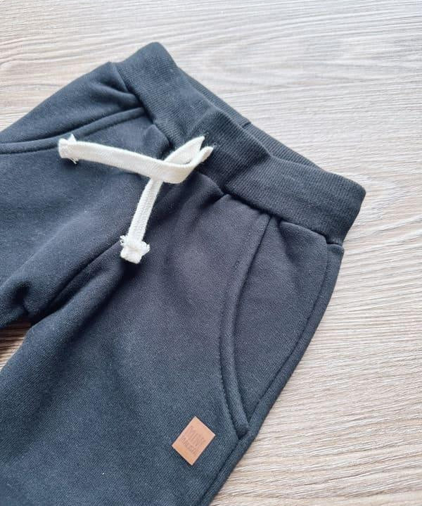 Calça Moletom Unissex Peluciado MiniMalista | Liso Preto - MiniMalista Baby - 0.3, b2b, Baby, Best, black-friday, com-desconto-mm10, Frio, Kids, Menino, Neutro, tab-tam-calca-moletom, tab-tam-calça-molet-bebe, tam-tam-calça-bolsao-bebe, Unissex, Winter Sale 20% -bebê-minimalista-estiloso