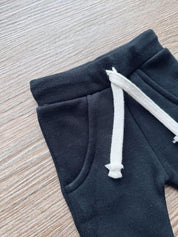 Calça Moletom Unissex Peluciado MiniMalista | Liso Preto - MiniMalista Baby - 0.3, b2b, Baby, Best, black-friday, com-desconto-mm10, Frio, Kids, Menino, Neutro, tab-tam-calca-moletom, tab-tam-calça-molet-bebe, tam-tam-calça-bolsao-bebe, Unissex, Winter Sale 20% -bebê-minimalista-estiloso