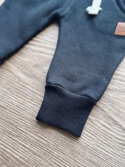 Calça Moletom Unissex Peluciado MiniMalista | Liso Preto - MiniMalista Baby - 0.3, b2b, Baby, Best, black-friday, com-desconto-mm10, Frio, Kids, Menino, Neutro, tab-tam-calca-moletom, tab-tam-calça-molet-bebe, tam-tam-calça-bolsao-bebe, Unissex, Winter Sale 20% -bebê-minimalista-estiloso