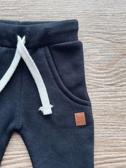 Calça Moletom Unissex Peluciado MiniMalista | Liso Preto - MiniMalista Baby - 0.3, b2b, Baby, Best, black-friday, com-desconto-mm10, Frio, Kids, Menino, Neutro, tab-tam-calca-moletom, tab-tam-calça-molet-bebe, tam-tam-calça-bolsao-bebe, Unissex, Winter Sale 20% -bebê-minimalista-estiloso