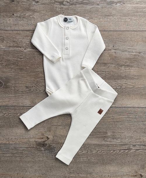 Calça Unissex Slim Canelado MiniMalista | Liso Branco Off - MiniMalista Baby - 0.25, 0.3, Ano Novo, anonovo, b2b, Baby, Best, black-friday, com-desconto-mm10, Frio, Kids, Menina, Neutro, new, Reveillon, tab-tam-calça-slim, Unissex -bebê-minimalista-estiloso