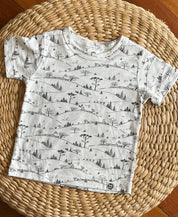 Camiseta Infantil Manga Curta Unissex | Village - MiniMalista Baby - 0, b2b, Christmas, com-desconto-mm10, Kids, Meia Estação, Menina, Menino, minime, natal, Neutro, tab-tam-camiseta-manga-curta, Unissex, Xmas -bebê-minimalista-estiloso