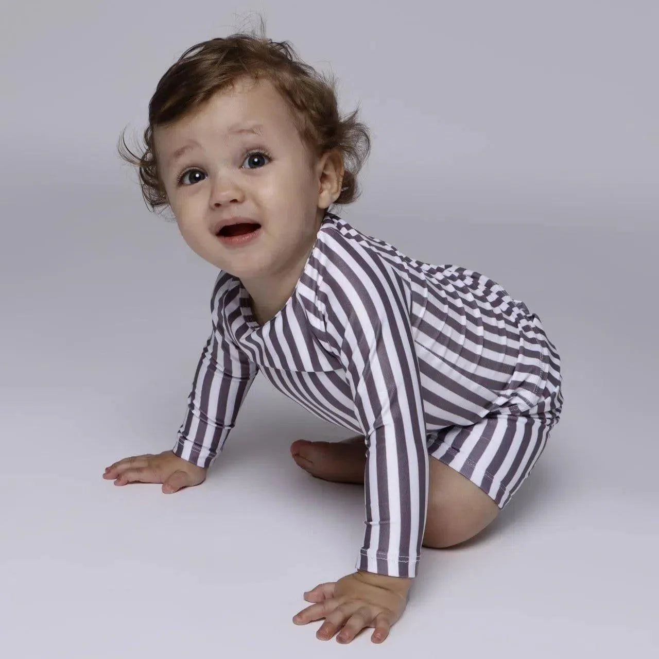 Camiseta Infantil Proteção Solar Unissex UV50+ | Listras Retrô Cinza - MiniMalista Baby - 0, 0.3, 0.4, b2b, black-friday, Calor, Menino, minime, Neutro, outlet, SALE-FINAL, tab-tam-camiseta-praia, tab-tam-camiseta-solar-praia, tab-tamanho-camiseta-raglan, Unissex, Verão -bebê-minimalista-estiloso