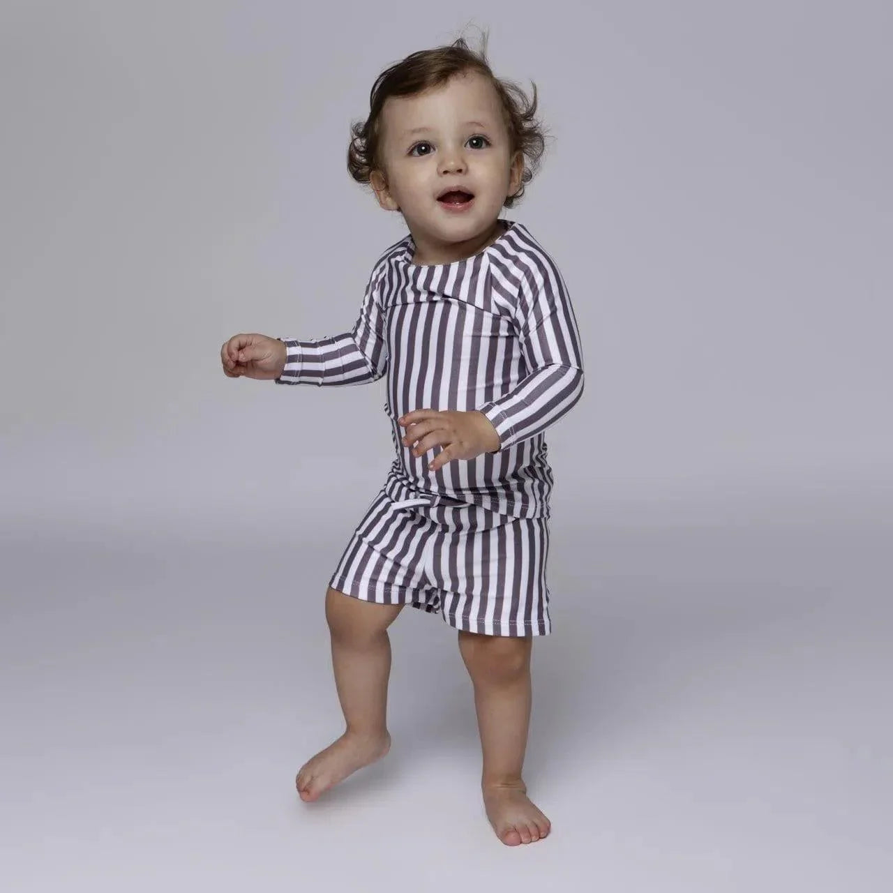 Camiseta Infantil Proteção Solar Unissex UV50+ | Listras Retrô Cinza - MiniMalista Baby - 0, 0.3, 0.4, b2b, black-friday, Calor, Menino, minime, Neutro, outlet, SALE-FINAL, tab-tam-camiseta-praia, tab-tam-camiseta-solar-praia, tab-tamanho-camiseta-raglan, Unissex, Verão -bebê-minimalista-estiloso