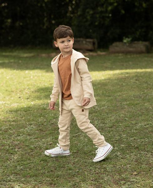 MiniMalista Casaco Moletom Capuz e Zíper Peluciado em Bege Claro — vista frontal com capuz e bolsos. 100% algodão peluciado quentinho, casaco infantil unissex para bebê e criança, hoodie versatil para qualquer dia frio.