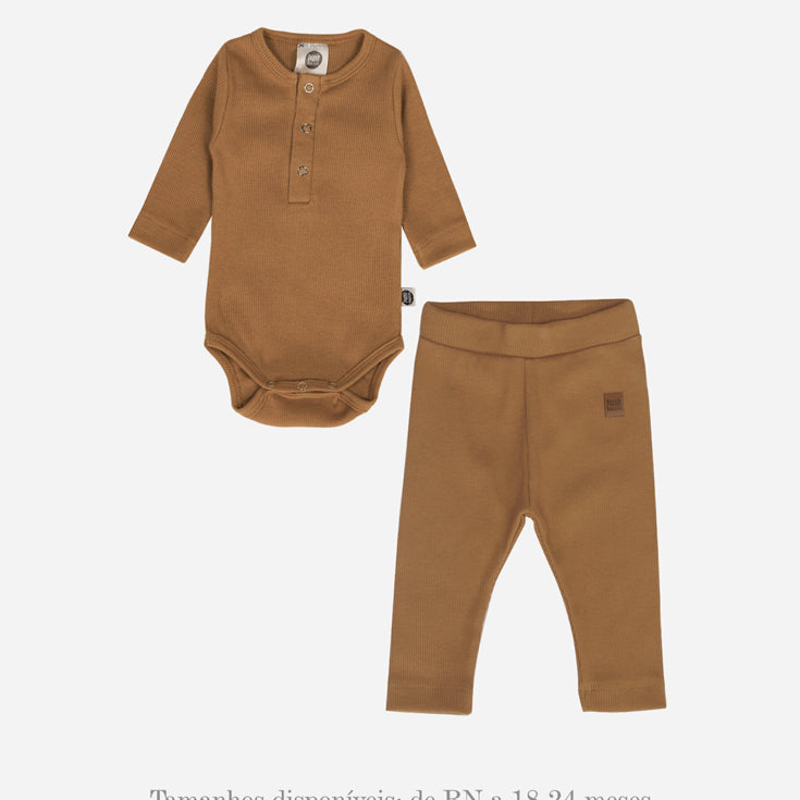 Conjunto Body Manga Longa + Calça Slim Canelada Bebê Liso Goldie MiniMalista Baby — look coordenado unissex em malha canelada 100% algodão, tom caramelo tostado honey brown âmbar dourado, marca criada por mãe pra pele sensível.